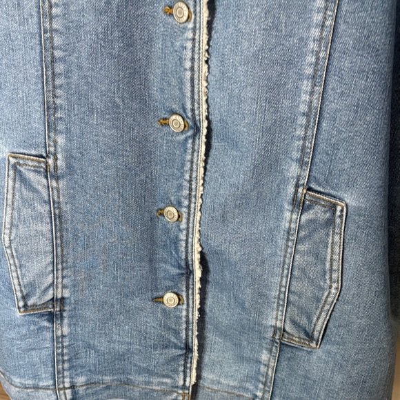 Vintage Old Navy Light Blue Jean Jacket with Cream Lining - Picture 4 of 5